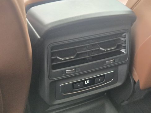 Used 2023 Audi Q8 Premium image 28