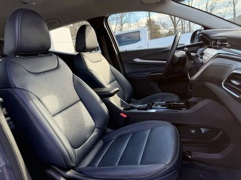 Used 2022 Chevrolet Bolt EUV LT w/ Convenience Package image 17