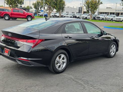 Used 2021 Hyundai Elantra SE FWD image 3