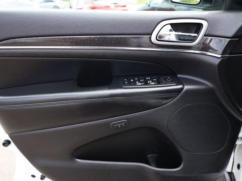 Used 2018 Jeep Grand Cherokee Limited AWD/4WD image 9