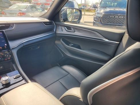 Used 2025 Jeep Grand Cherokee Overland w/ Adv Protech Group III image 17