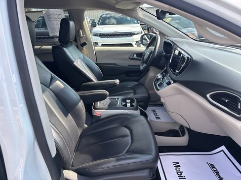 Used 2023 Chrysler Pacifica Touring-L FWD image 45