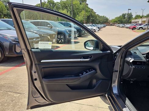 Used 2025 Nissan Altima 2.5 SR FWD image 11