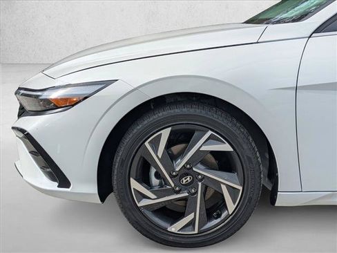 Certified 2025 Hyundai Elantra Limited FWD image 20