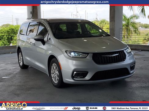 Used 2023 Chrysler Pacifica Touring-L w/ Uconnect Theater Family Group FWD image 1