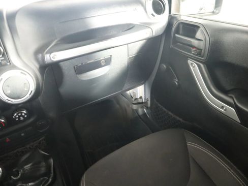 Used 2015 Jeep Wrangler Rubicon w/ Connectivity Group AWD/4WD image 27