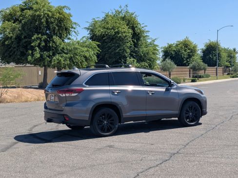 Used 2019 Toyota Highlander SE FWD image 3