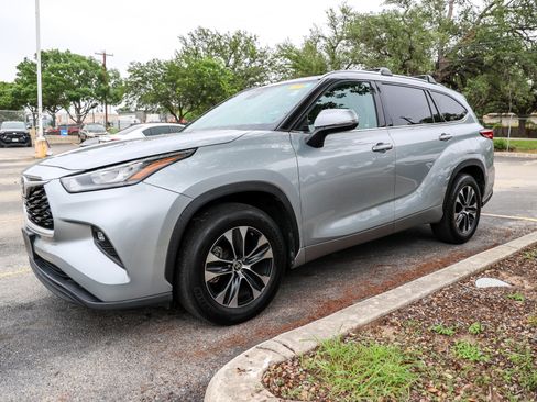 Used 2020 Toyota Highlander XLE FWD image 1