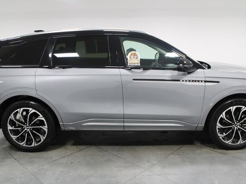 Used 2024 Lincoln Nautilus Reserve image 11