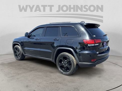 Used 2019 Jeep Grand Cherokee Laredo RWD image 3