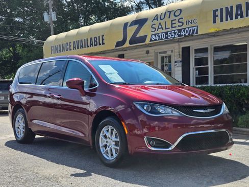 Used 2020 Chrysler Pacifica Touring FWD image 1