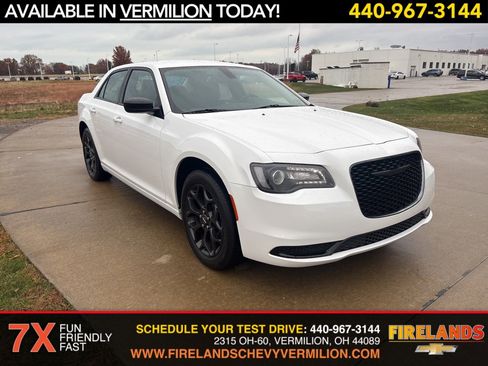 Used 2022 Chrysler 300 Touring w/ Sport Appearance Package image 7