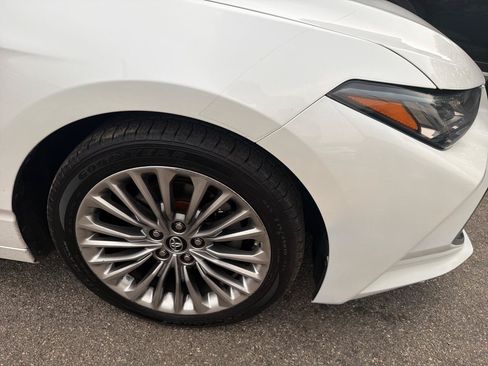 Used 2019 Toyota Avalon Limited w/ All Weather Liner Package FWD image 4