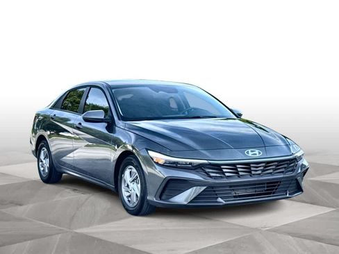 Used 2025 Hyundai Elantra SE FWD image 2