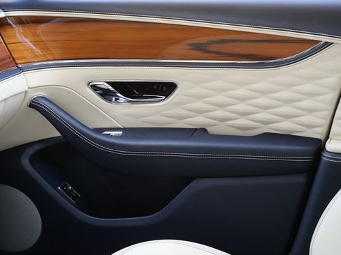 Used 2023 Bentley Flying Spur Azure image 18