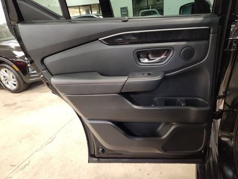 Certified 2025 Honda Pilot Black Edition image 26