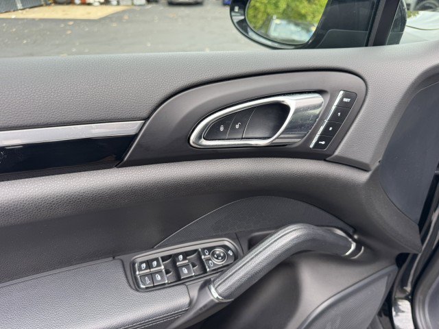 Used 2016 Porsche Cayenne w/ Premium Package AWD/4WD image 8