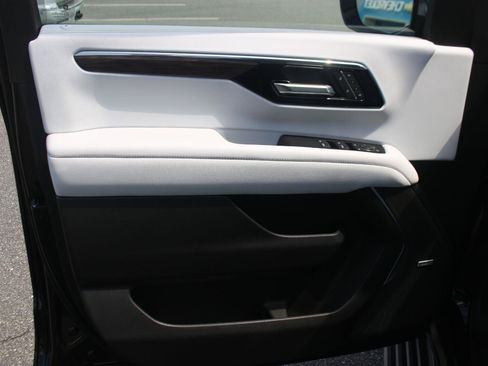 Used 2025 Chevrolet Tahoe Premier AWD/4WD image 14