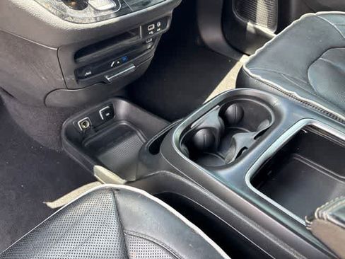 Used 2019 Chrysler Pacifica Limited w/ Advanced Safetytec Group FWD image 16