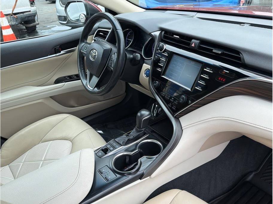 Used 2018 Toyota Camry XLE FWD image 6