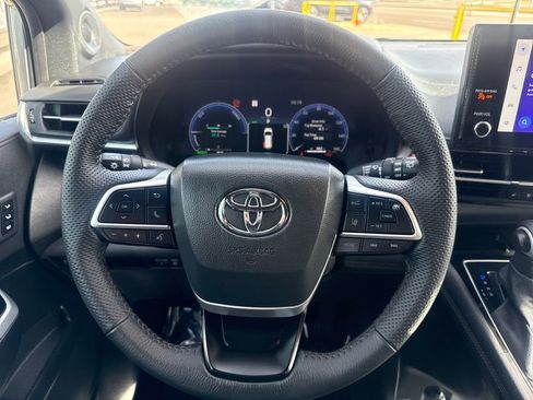 Used 2025 Toyota Sienna Limited image 14