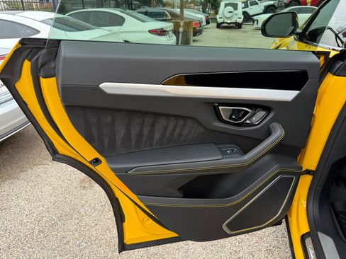 Used 2022 Lamborghini Urus AWD/4WD image 25