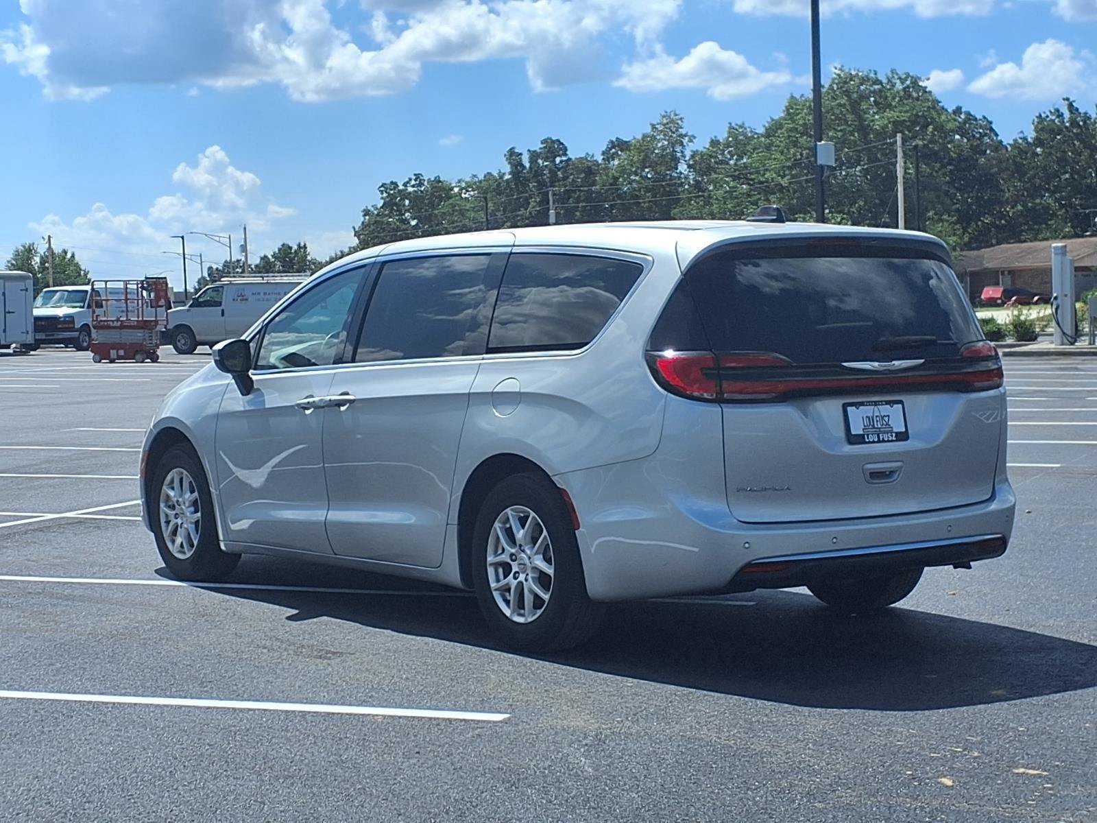 Used 2023 Chrysler Pacifica Touring-L FWD image 4