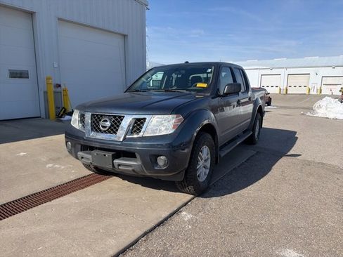 Used 2018 Nissan Frontier SV image 2