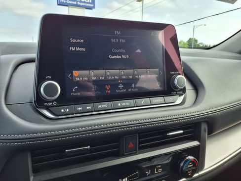 Used 2025 Nissan Rogue SV FWD image 27