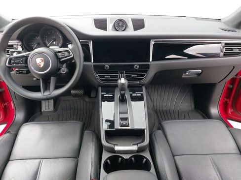 Certified 2024 Porsche Macan image 11