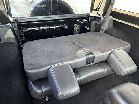 Used 2016 Jeep Wrangler Rubicon w/ Power Convenience Group AWD/4WD image 16