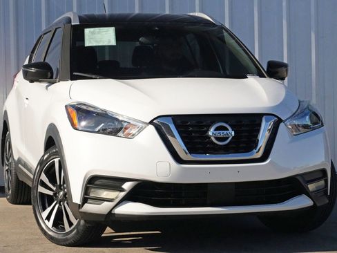 Used 2020 Nissan Kicks SR image 2