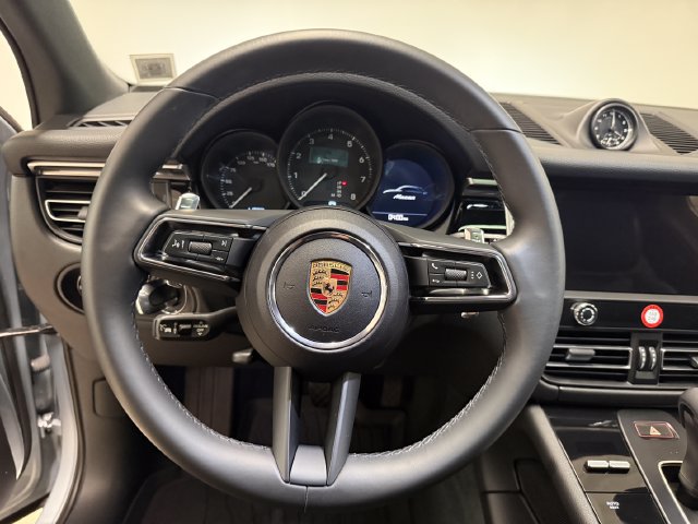 Certified 2024 Porsche Macan AWD/4WD image 18