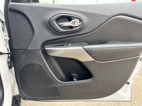 Used 2019 Jeep Cherokee Latitude w/ Popular Appearance Group FWD image 13
