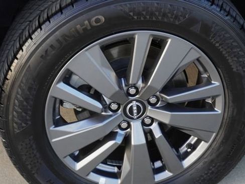 Used 2024 Nissan Pathfinder SV image 11