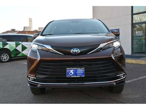 Used 2022 Toyota Sienna XLE w/ XLE Plus Package image 4