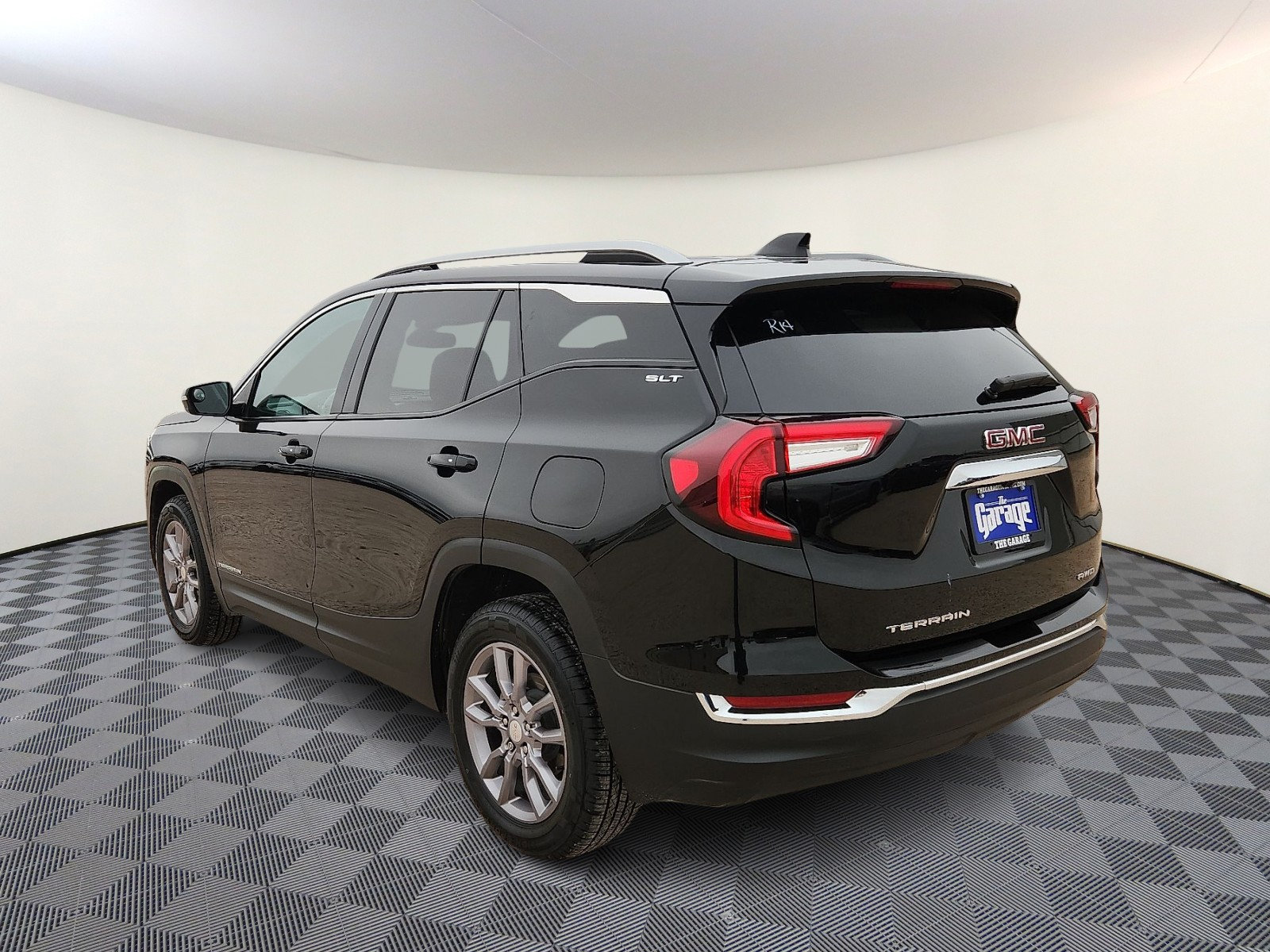 Used 2024 GMC Terrain SLT AWD/4WD image 3