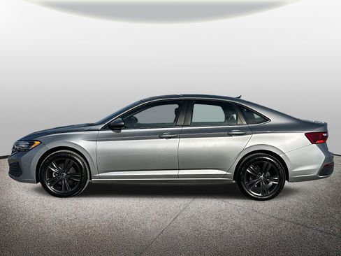 Used 2022 Volkswagen Jetta SE w/ Panoramic Sunroof Package image 2