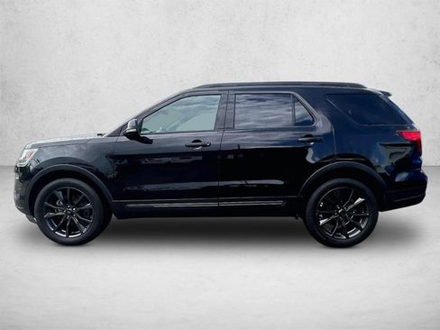 Used 2018 Ford Explorer XLT w/ Equipment Group 202A image 4