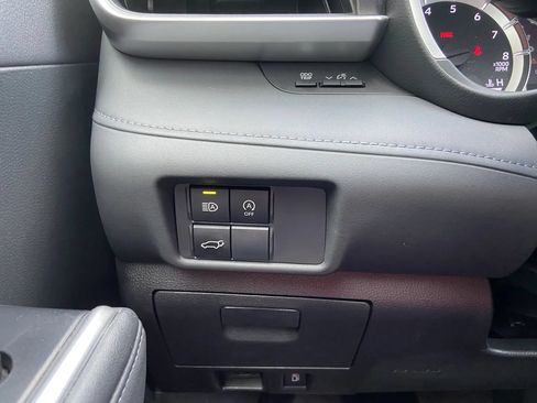 Used 2023 Toyota Highlander XLE AWD/4WD image 25