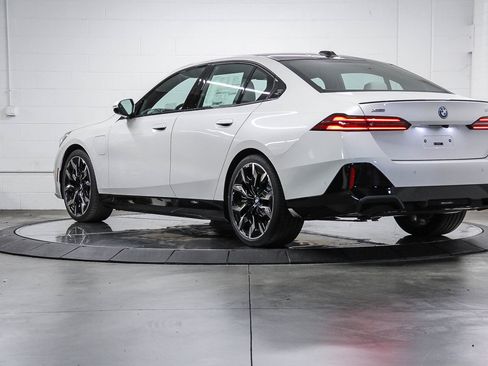 New 2026 BMW 550e xDrive AWD/4WD image 4