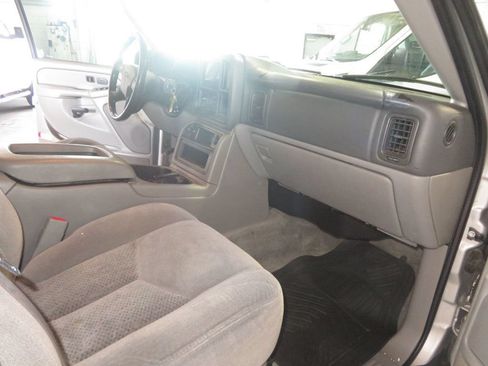 Used 2004 Chevrolet Suburban LS w/ Preferred Equipment Group AWD/4WD image 34