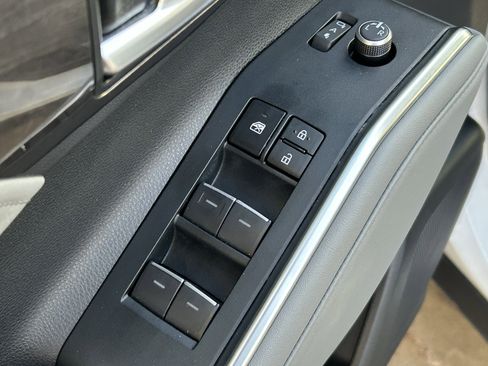 Used 2024 Toyota Highlander Platinum AWD/4WD image 17