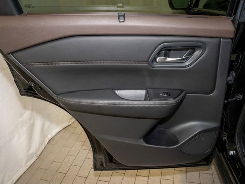 Used 2023 Nissan Rogue SL w/ SL Premium Package image 11