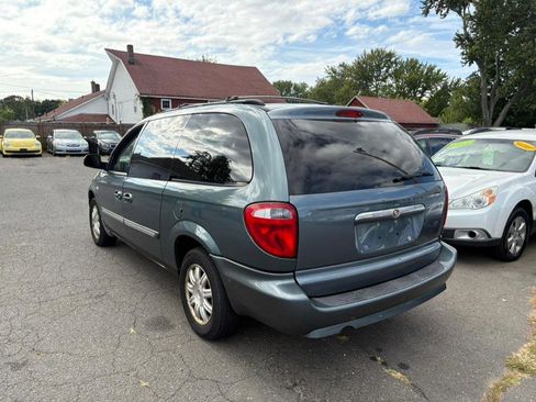 Used 2007 Chrysler Town & Country Touring image 3