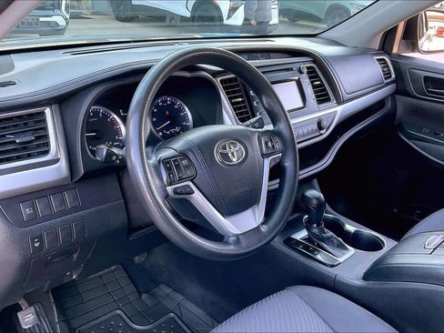 Used 2018 Toyota Highlander LE image 16