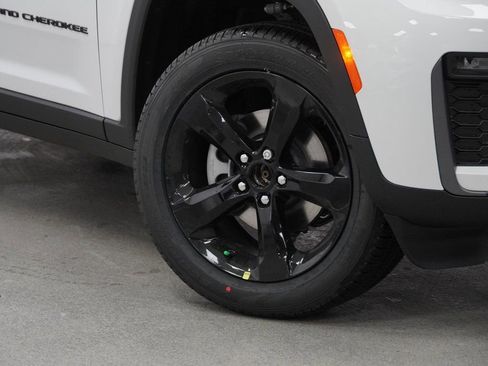 New 2026 Jeep Grand Cherokee Limited w/ Limited Altitude Package image 4