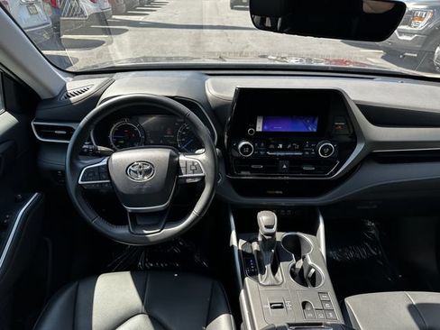 Used 2023 Toyota Highlander XLE AWD/4WD image 13