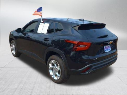 Used 2025 Chevrolet Trax LS w/ LS Convenience Package FWD image 4