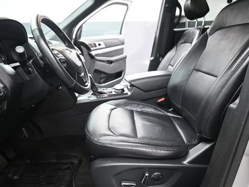 Used 2017 Ford Explorer XLT w/ Equipment Group 202A AWD/4WD image 10